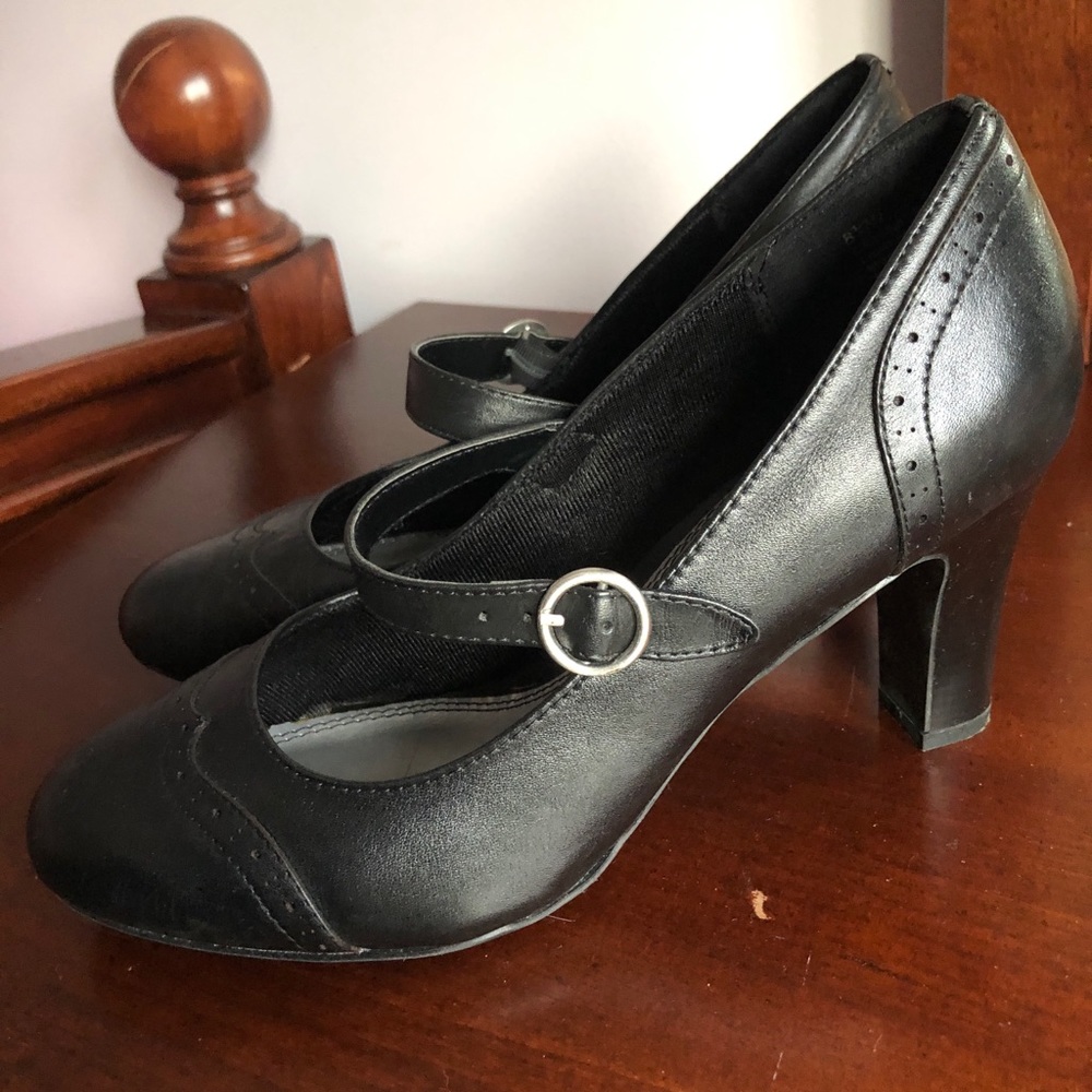 beautiful naturalizer heels with buckle